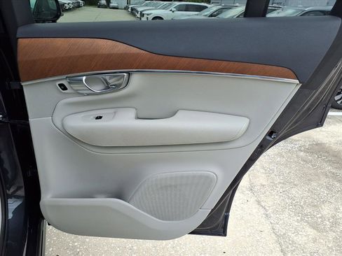 Used 2022 Volvo XC90 T6 Momentum w/ Advanced Package image 14