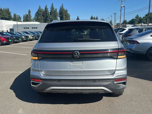 Used 2025 Volkswagen Taos SE FWD image 4
