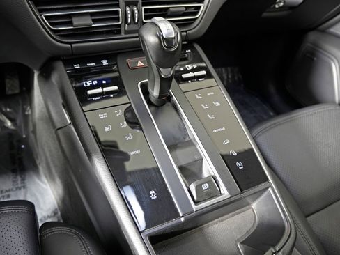Certified 2023 Porsche Macan AWD/4WD image 32