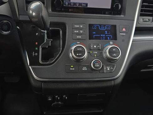 Used 2017 Toyota Sienna SE w/ SE Preferred Package image 25