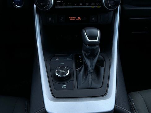 Used 2022 Toyota RAV4 SE w/ Convenience Package image 24