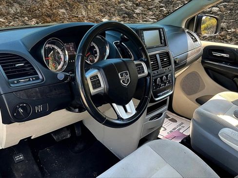 Used 2018 Dodge Grand Caravan SE w/ UConnect Hands-Free Group image 13