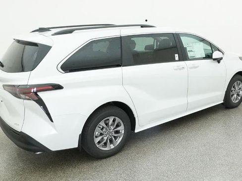 New 2026 Toyota Sienna XLE image 9