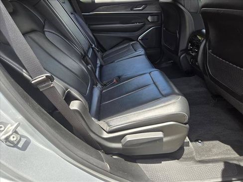 Used 2022 Jeep Grand Cherokee L Overland RWD image 17