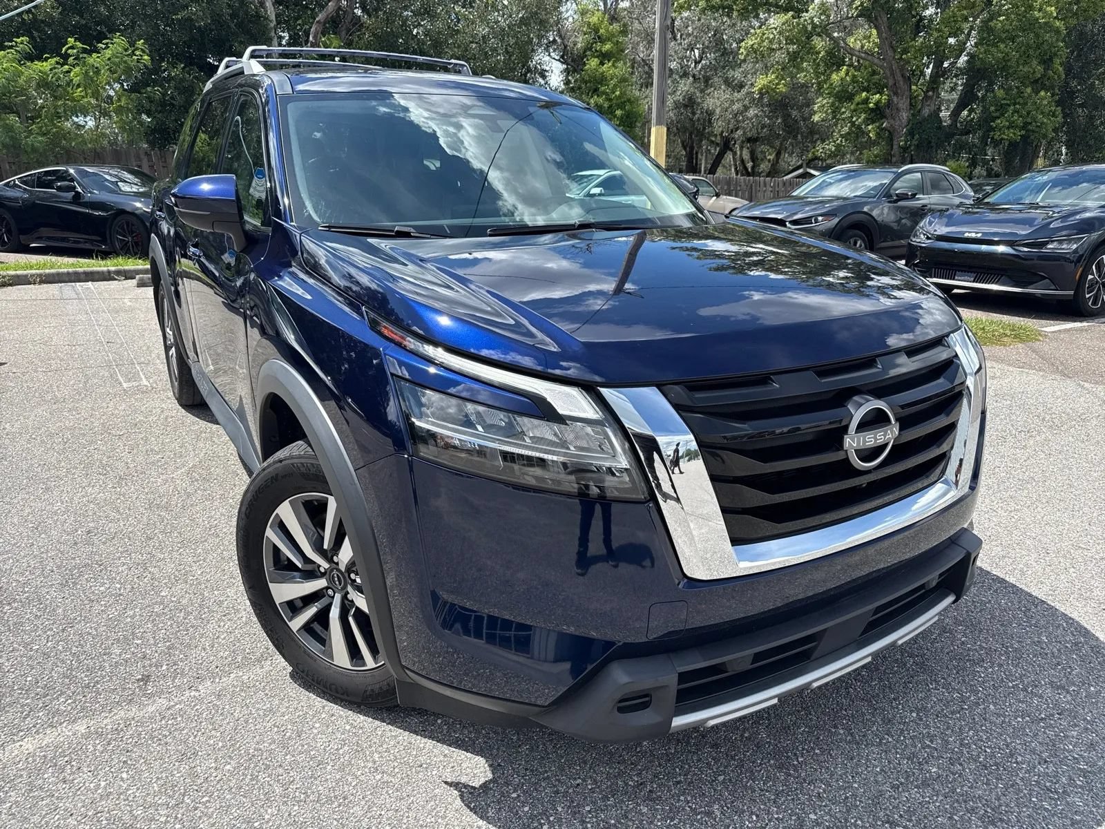 Used 2023 Nissan Pathfinder SL FWD image 4