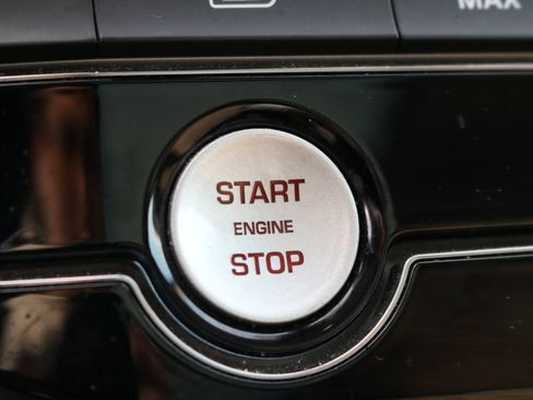 Used 2017 Jaguar F-PACE Prestige image 16