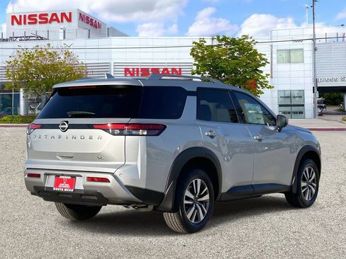 New 2025 Nissan Pathfinder SL image 4