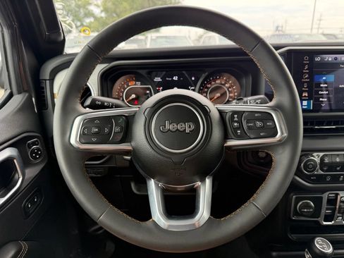 Used 2025 Jeep Wrangler Unlimited Sport AWD/4WD image 14