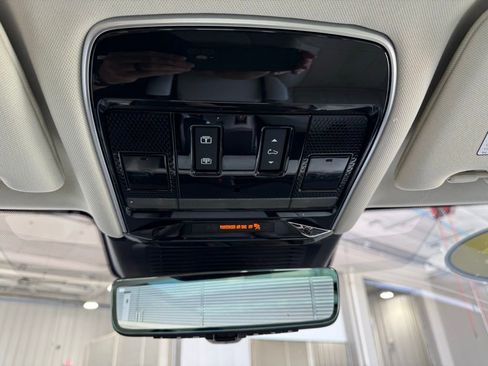 Used 2023 Land Rover Range Rover Long Wheelbase SE image 32