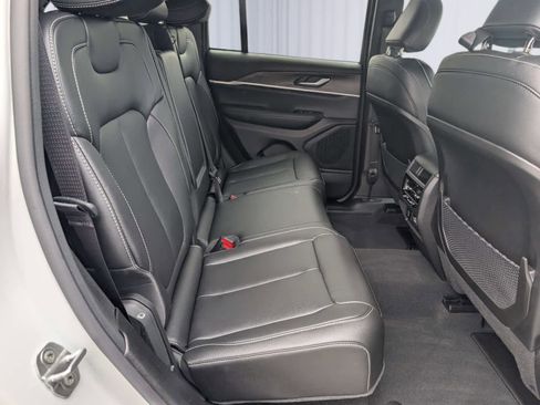 Used 2024 Jeep Grand Cherokee Limited image 10