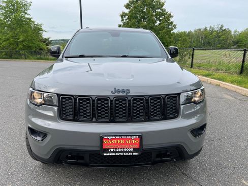 Used 2019 Jeep Grand Cherokee Laredo AWD/4WD image 2