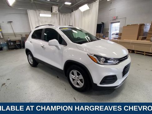 Used 2020 Chevrolet Trax LT w/ LT Convenience Package FWD image 2