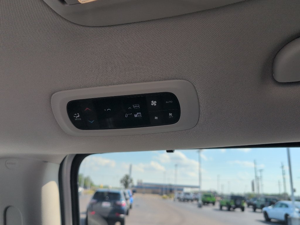 Used 2024 Chrysler Pacifica Touring-L FWD image 16