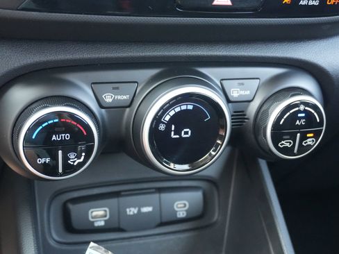Used 2025 Hyundai Venue SEL FWD image 35