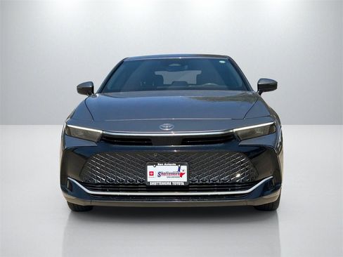 Used 2023 Toyota Crown Limited image 2