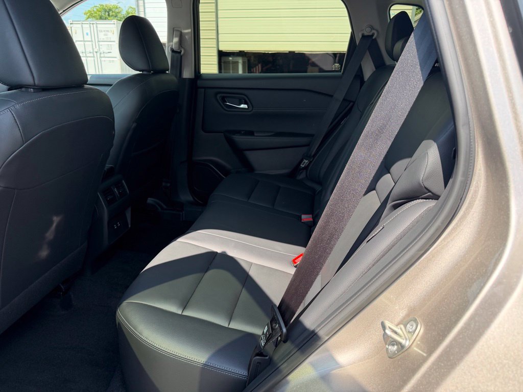 Used 2025 Nissan Rogue SL FWD image 29