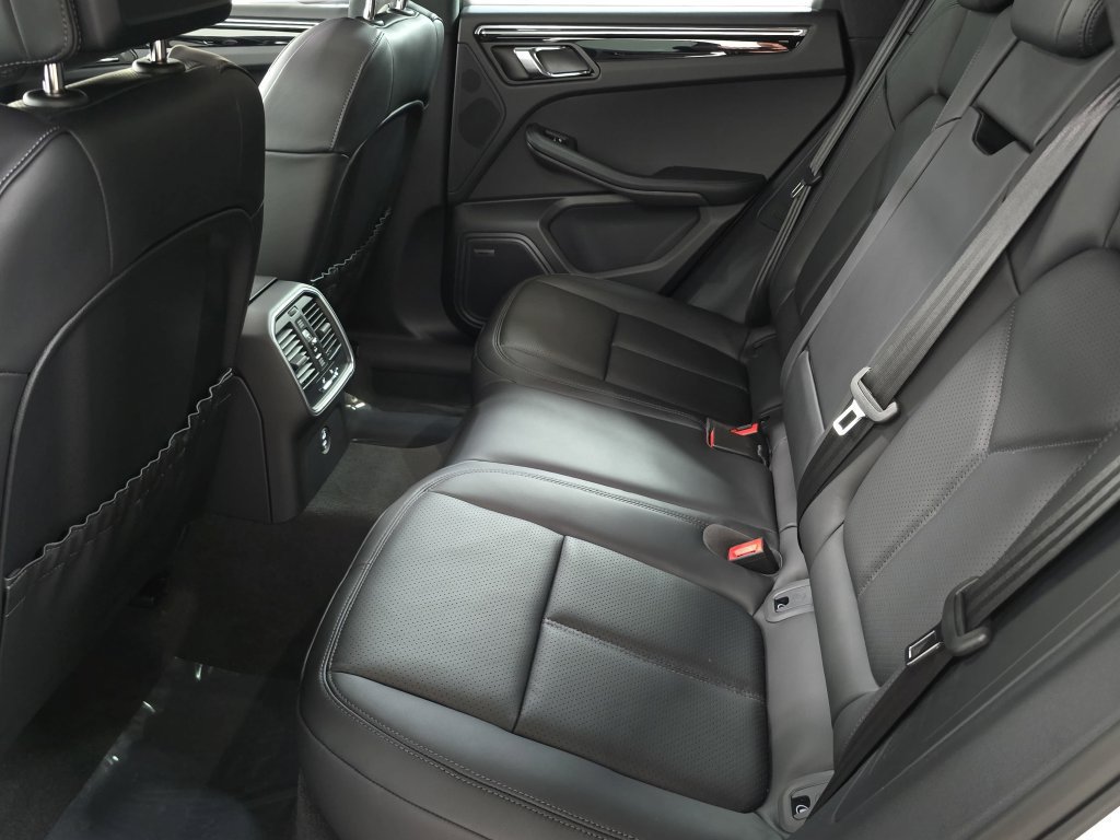 Certified 2026 Porsche Macan AWD/4WD image 24