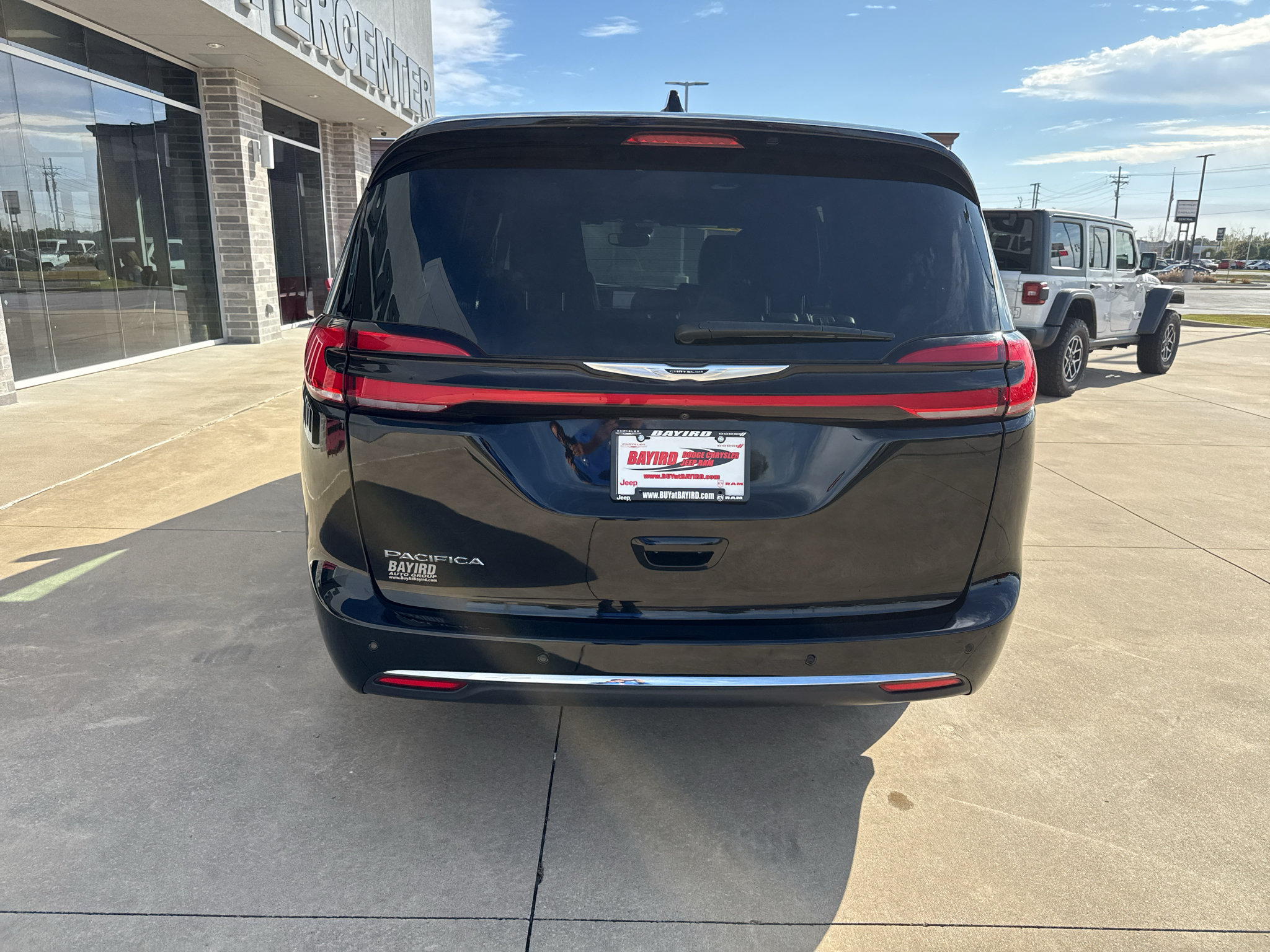 Used 2025 Chrysler Pacifica Select FWD image 6