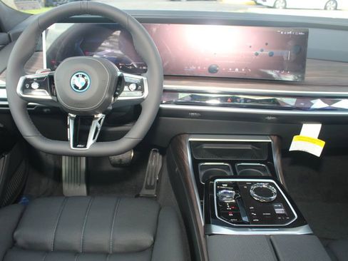 New 2026 BMW i7 xDrive60 w/ Premium Package AWD/4WD image 18