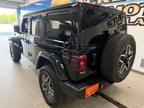 Used 2025 Jeep Wrangler Unlimited Sahara AWD/4WD image 7