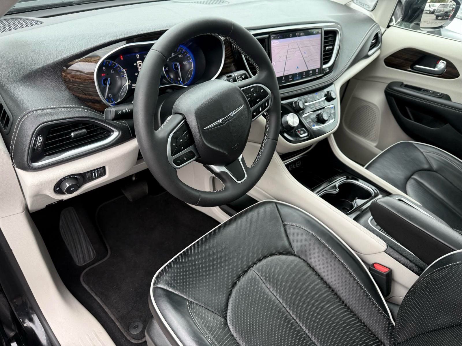 Used 2024 Chrysler Pacifica Limited FWD image 15
