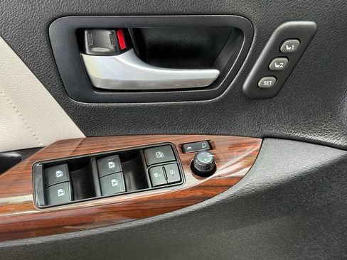 Used 2018 Toyota Sienna Limited Premium FWD image 14