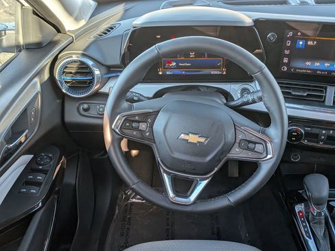 Used 2025 Chevrolet Trax LT w/ LT Convenience Package image 20