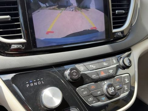 Used 2024 Chrysler Pacifica Touring-L FWD image 20