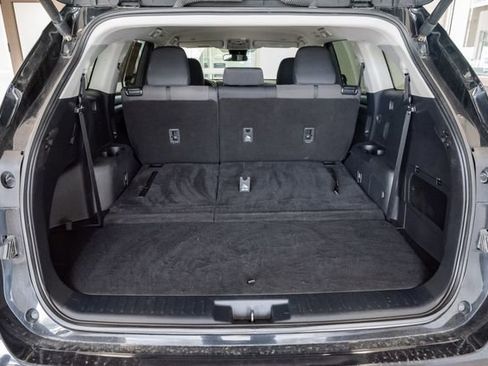 Used 2024 Toyota Highlander LE FWD image 29
