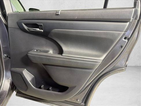 Used 2021 Toyota Highlander XLE FWD image 17