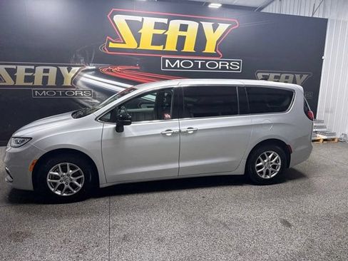 Used 2024 Chrysler Pacifica Touring-L FWD image 3