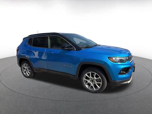 Used 2025 Jeep Compass Limited AWD/4WD image 2
