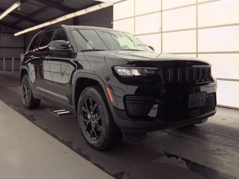 Used 2025 Jeep Grand Cherokee Altitude image 1