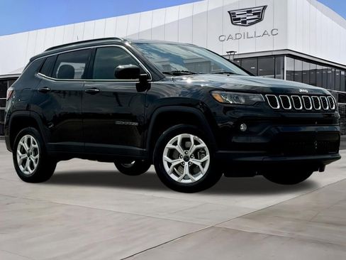 Used 2025 Jeep Compass Latitude AWD/4WD image 2