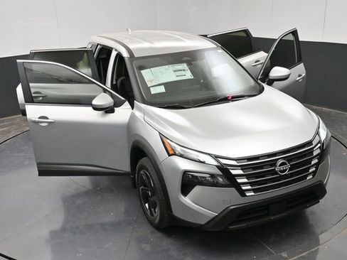 Certified 2025 Nissan Rogue SV image 29