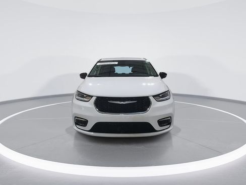 Used 2024 Chrysler Pacifica Touring-L image 3