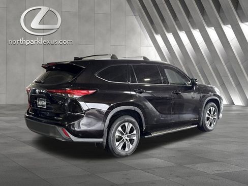 Used 2022 Toyota Highlander XLE AWD/4WD image 6