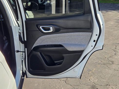 Used 2025 Jeep Compass Latitude image 9