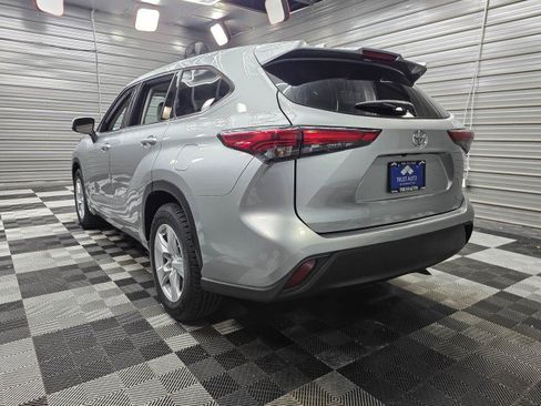 Used 2021 Toyota Highlander LE FWD image 7