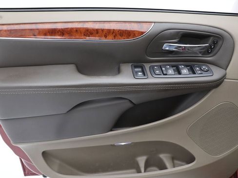 Used 2016 Chrysler Town & Country Limited Platinum image 16