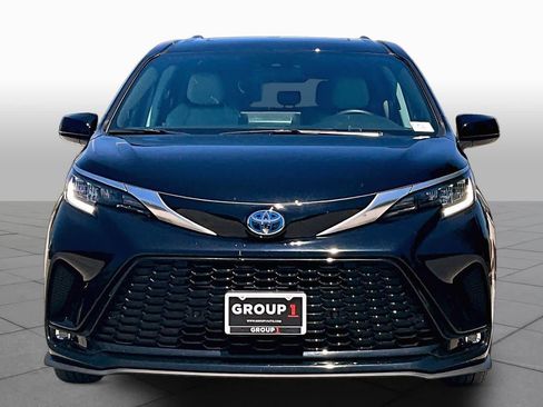 Used 2024 Toyota Sienna XSE w/ XSE Plus Package AWD/4WD image 4