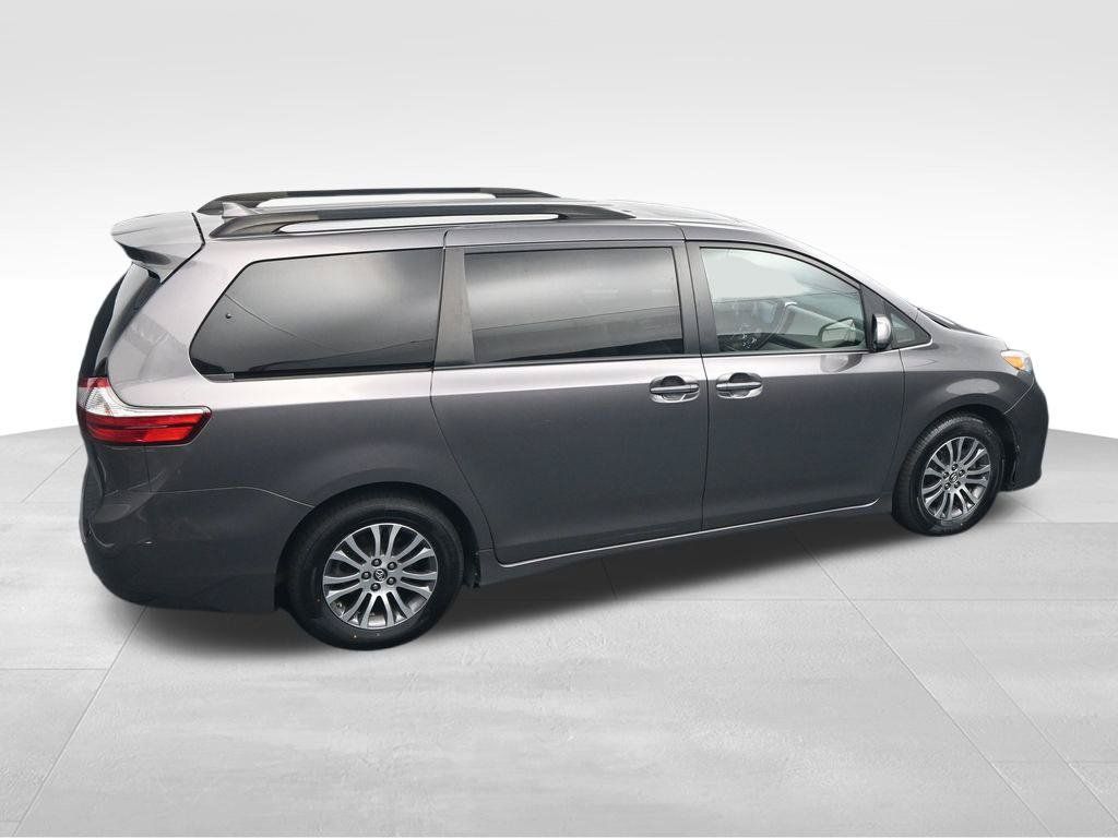 Used 2018 Toyota Sienna XLE w/ XLE Navigation Package FWD image 31
