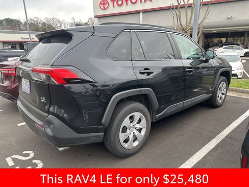 Used 2021 Toyota RAV4 LE image 3