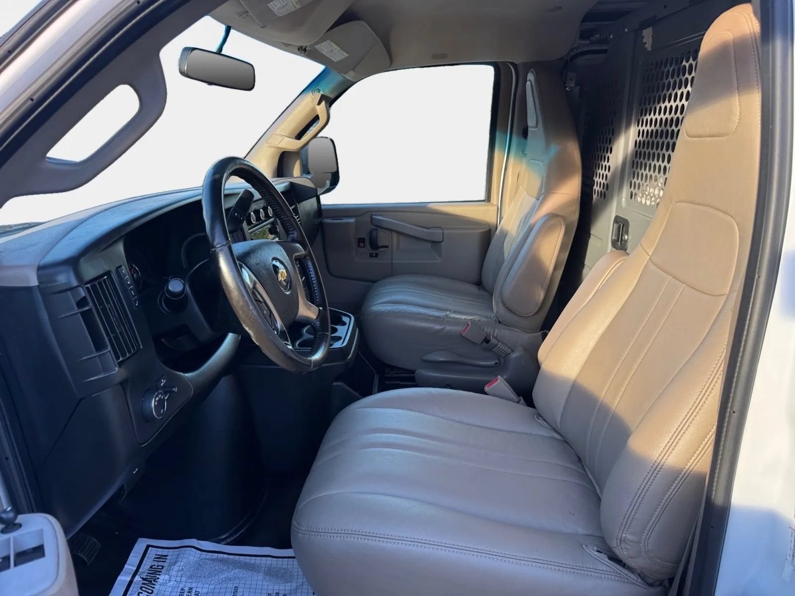 Used 2018 Chevrolet Express 2500 w/ Driver Convenience Package RWD image 9