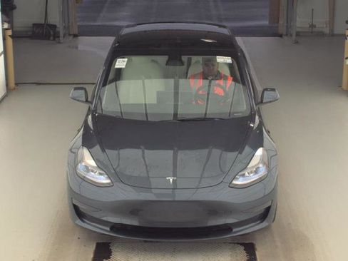 Used 2023 Tesla Model 3 Standard Range image 3