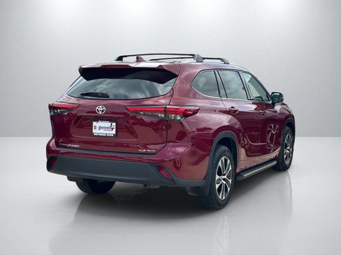 Used 2021 Toyota Highlander XLE AWD/4WD image 5