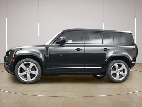 Used 2025 Land Rover Defender 110 X-Dynamic SE AWD/4WD image 28