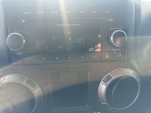 Used 2018 Jeep Wrangler Sport image 14