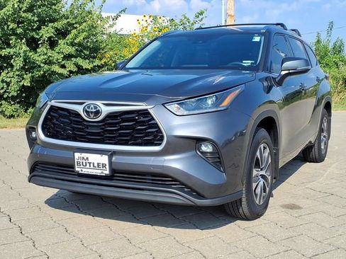 Used 2021 Toyota Highlander XLE AWD/4WD image 2