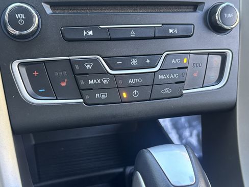 Used 2016 Ford Fusion SE w/ Equipment Group 202A FWD image 19